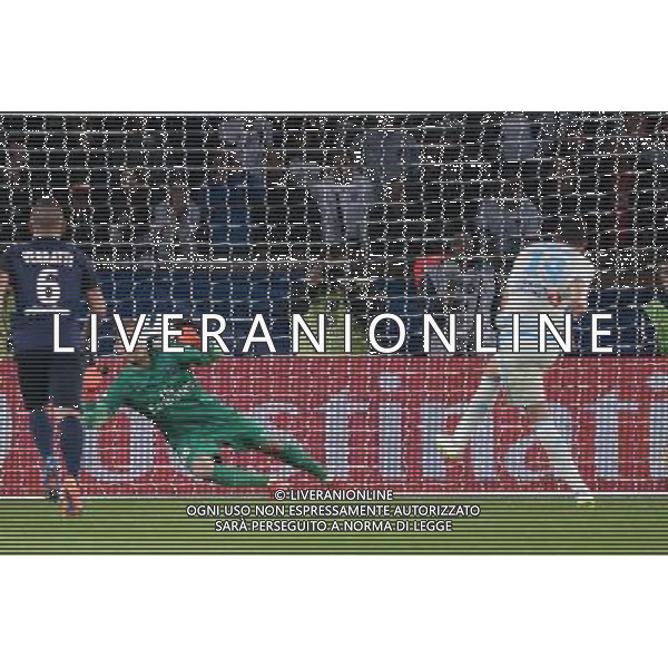 Abdelaziz BARRADA / Kevin TRAPP - 04.10.2015 - PSG / Marseille - 9eme journee Ligue 1 Photo : Nolwenn Le Gouic / Icon Sport AG ALDO LIVERANI SAS ONLY ITALY