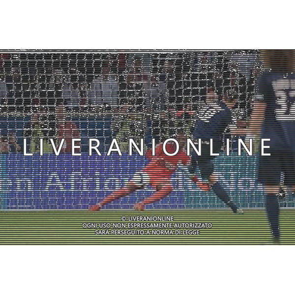 Zlatan IBRAHIMOVIC / Steve MANDANDA - 04.10.2015 - PSG / Marseille - 9eme journee Ligue 1 Photo : Nolwenn Le Gouic / Icon Sport AG ALDO LIVERANI SAS ONLY ITALY
