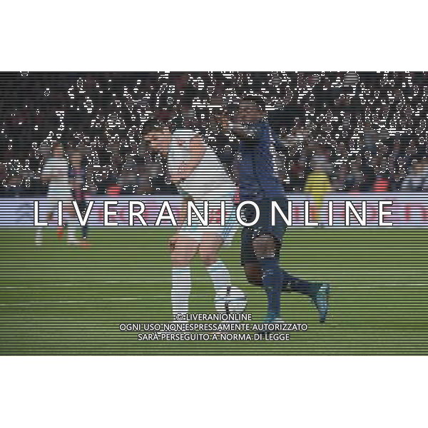 Abdelaziz BARRADA / Serge AURIER - 04.10.2015 - PSG / Marseille - 9eme journee Ligue 1 Photo : Nolwenn Le Gouic / Icon Sport AG ALDO LIVERANI SAS ONLY ITALY