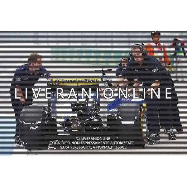 Marcus Ericsson (SWE) Sauber C34 stopped at the pit lane exit and pushed back by mechanics. 09.10.2015. Formula 1 World Championship, Rd 15, Russian Grand Prix, Sochi Autodrom, Sochi, Russia, Practice Day. - www.xpbimages.com, EMail: requests@xpbimages.com - copy of publication required for printed pictures. Every used picture is fee-liable. © Copyright: Batchelor / XPB Images /Agenzia Aldo Liverani s.a.s.