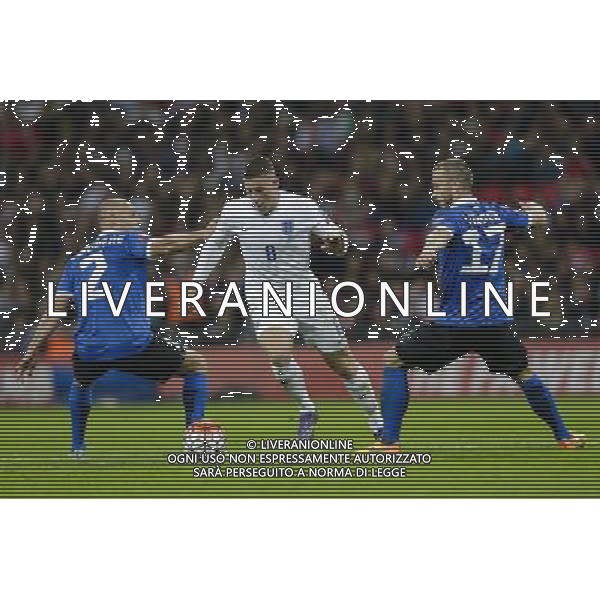 EnglandÕs Ross Barkley beats the tackles of EstoniaÕs Joel Lindpere (left) and EstoniaÕs Enar Jaager (right) Photographer Craig Mercer/CameraSport International Football - UEFA EURO 2016 - European Qualifiers Group E - England v Estonia - Friday 9th October 2015 - Wembley Stadium - London © CameraSport - 43 Linden Ave. Countesthorpe. Leicester. England. LE8 5PG - Tel: +44 (0) 116 277 4147 - admin@camerasport.com - www.camerasport.com /Agenzia Aldo Liverani s.a.s.