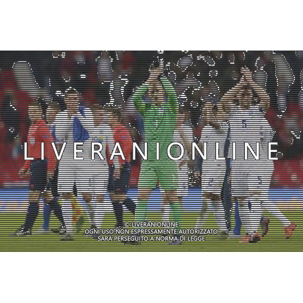 England players salute the crowd after their 2-0 victory Photographer Craig Mercer/CameraSport International Football - UEFA EURO 2016 - European Qualifiers Group E - England v Estonia - Friday 9th October 2015 - Wembley Stadium - London © CameraSport - 43 Linden Ave. Countesthorpe. Leicester. England. LE8 5PG - Tel: +44 (0) 116 277 4147 - admin@camerasport.com - www.camerasport.com /Agenzia Aldo Liverani s.a.s.