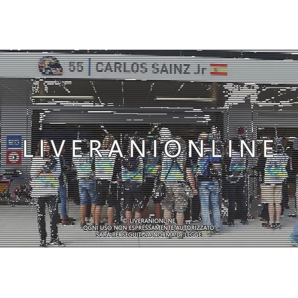 The media gather around the pit garage of Carlos Sainz Jr (ESP) Scuderia Toro Rosso in the third practice session. 10.10.2015. Formula 1 World Championship, Rd 15, Russian Grand Prix, Sochi Autodrom, Sochi, Russia, Qualifying Day. - www.xpbimages.com, EMail: requests@xpbimages.com - copy of publication required for printed pictures. Every used picture is fee-liable. © Copyright: Batchelor / XPB Images /Agenzia Aldo Liverani s.a.s.