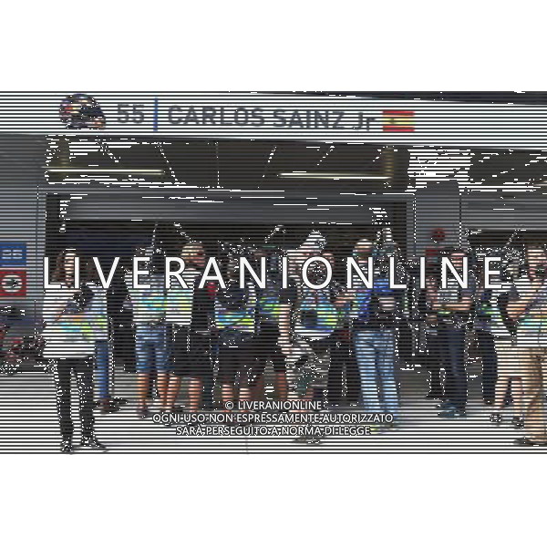 The media gather around the pit garage of Carlos Sainz Jr (ESP) Scuderia Toro Rosso in the third practice session. 10.10.2015. Formula 1 World Championship, Rd 15, Russian Grand Prix, Sochi Autodrom, Sochi, Russia, Qualifying Day. - www.xpbimages.com, EMail: requests@xpbimages.com - copy of publication required for printed pictures. Every used picture is fee-liable. © Copyright: Batchelor / XPB Images /Agenzia Aldo Liverani s.a.s.