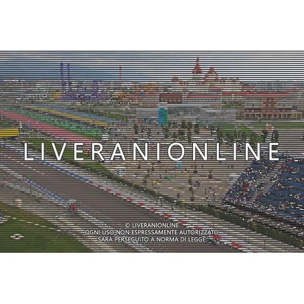 Lewis Hamilton (GBR) Mercedes AMG F1 W06 sends sparks flying as he locks up under braking. 10.10.2015. Formula 1 World Championship, Rd 15, Russian Grand Prix, Sochi Autodrom, Sochi, Russia, Qualifying Day. - www.xpbimages.com, EMail: requests@xpbimages.com - copy of publication required for printed pictures. Every used picture is fee-liable. © Copyright: Photo4 / XPB Images /Agenzia Aldo Liverani s.a.s.