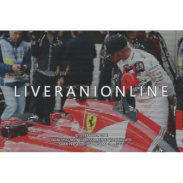 Lewis Hamilton (GBR) Mercedes AMG F1 looks at the Ferrari SF15-T of Sebastian Vettel (GER) Ferrari in parc ferme. 10.10.2015. Formula 1 World Championship, Rd 15, Russian Grand Prix, Sochi Autodrom, Sochi, Russia, Qualifying Day. - www.xpbimages.com, EMail: requests@xpbimages.com - copy of publication required for printed pictures. Every used picture is fee-liable. © Copyright: Batchelor / XPB Images /Agenzia Aldo Liverani s.a.s.