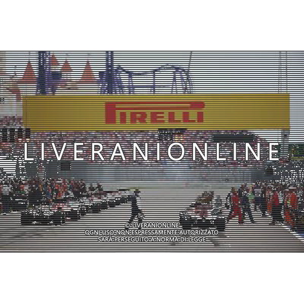 The grid before the start of the race. 11.10.2015. Formula 1 World Championship, Rd 15, Russian Grand Prix, Sochi Autodrom, Sochi, Russia, Race Day. - www.xpbimages.com, EMail: requests@xpbimages.com - copy of publication required for printed pictures. Every used picture is fee-liable. © Copyright: Batchelor / XPB Images /Agenzia Aldo Liverani s.a.s.