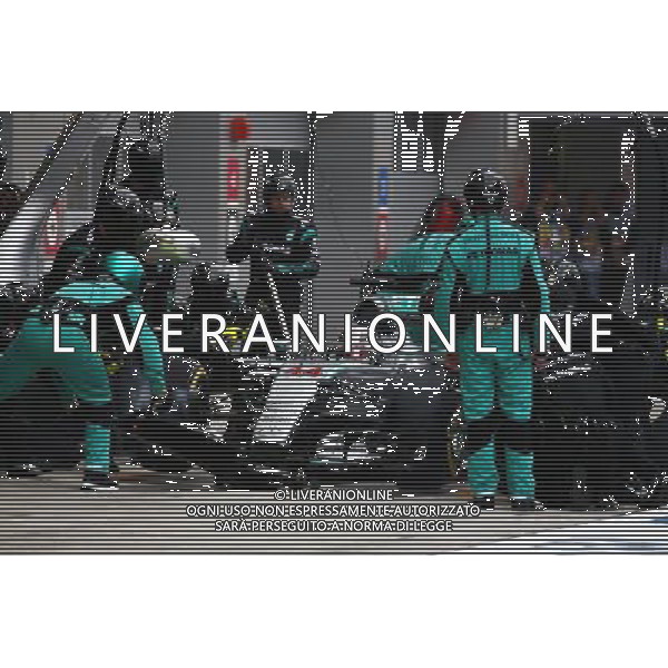 Lewis Hamilton (GBR) Mercedes AMG F1 W06 makes a pit stop. 11.10.2015. Formula 1 World Championship, Rd 15, Russian Grand Prix, Sochi Autodrom, Sochi, Russia, Race Day. - www.xpbimages.com, EMail: requests@xpbimages.com - copy of publication required for printed pictures. Every used picture is fee-liable. © Copyright: Batchelor / XPB Images /Agenzia Aldo Liverani s.a.s.