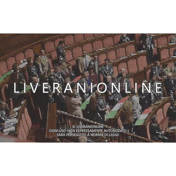 Roma - 13/10/2015 - Palazzo Madama - Votazione della legge costituzionale - nella foto: I senatori del M5S durante il loro intervento con il tricolore sui banchi / Ph. Fabrizio Corradetti - Ag. Aldo Liverani Sas/Ag. Aldo Liverani Sas