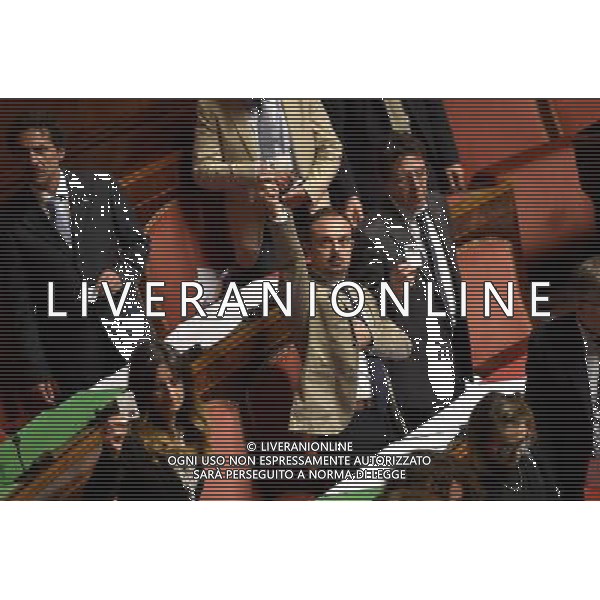 Roma - 13/10/2015 - Palazzo Madama - Votazione della legge costituzionale - nella foto: I senatori del M5S lasciano l\'aula mostrando i tesserini / Ph. Fabrizio Corradetti - Ag. Aldo Liverani Sas/Ag. Aldo Liverani Sas