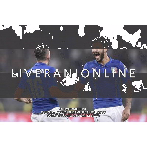 Roma - 13/10/2015 - Stadio Olimpico - Qualificazioni Euro 2016 - Italia vs Norvegia - nella foto: L\'esultanza di Alessandro Florenzi e Roberto Soriano dopo il gol del pareggio / Ph. Fabrizio Corradetti - Ag. Aldo Liverani Sas