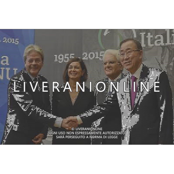 Roma - 15/10/2015 - Montecitorio - Apertura della mostra per il sessantesimo anniversario dell\'adesione dell\'Italia alle Nazioni Unite - nella foto: Il Segretario Generale dell\'Onu Ban Ki-moon stringe la mano al ministro Paolo Gentiloni con Laura Boldrini e Sergio Mattarella / Ph. Fabrizio Corradetti - Ag. Aldo Liverani Sas/Ag. Aldo Liverani Sas