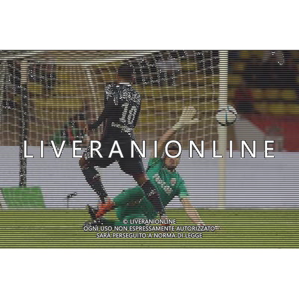 Alexandre Lacazette / Danijel Subasic - 16.10.2015 - Monaco / Lyon - 10e journee Ligue 1 Photo : Serge Haouzi / Icon Sport/ Ag. Aldo Liverani Sas - ITALY ONLY - EDITORIAL USE ONLY