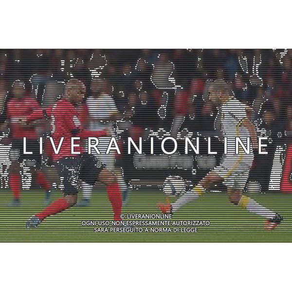 Jimmy BRIAND / Mounir OBAIDI - 17.10.2015 - Guingamp / Lille - 10eme journee de Ligue1 Photo : Vincent Michel / Icon Sport/ Ag. Aldo Liverani Sas - ITALY ONLY - EDITORIAL USE ONLY