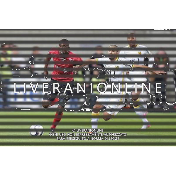 Moustache DIALLO / Mounir OBAIDI - 17.10.2015 - Guingamp / Lille - 10eme journee de Ligue1 Photo : Vincent Michel / Icon Sport/ Ag. Aldo Liverani Sas - ITALY ONLY - EDITORIAL USE ONLY