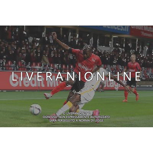 Yannis SALIBUR / Stoppila SUNZU - 17.10.2015 - Guingamp / Lille - 10eme journee de Ligue1 Photo : Vincent Michel / Icon Sport/ Ag. Aldo Liverani Sas - ITALY ONLY - EDITORIAL USE ONLY