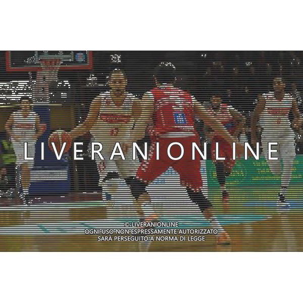 VARESE, CAMPIONATO DI BASKET SERIE A, OPENJOBMETIS VARESE VS CONSULTINVEST PESARO, 18 OTTOBRE 2015, NELLA FOTO: THOMPSON MYCHEL VS BASILE NICOLÃ² Â©IEMMI/ AGENZIA ALDO LIVERANI SAS