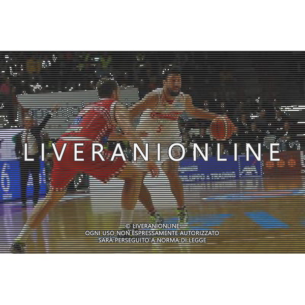 VARESE, CAMPIONATO DI BASKET SERIE A, OPENJOBMETIS VARESE VS CONSULTINVEST PESARO, 18 OTTOBRE 2015, NELLA FOTO: URIK ROKO VS GAZZOTTI GIULIO Â©IEMMI/ AGENZIA ALDO LIVERANI SAS