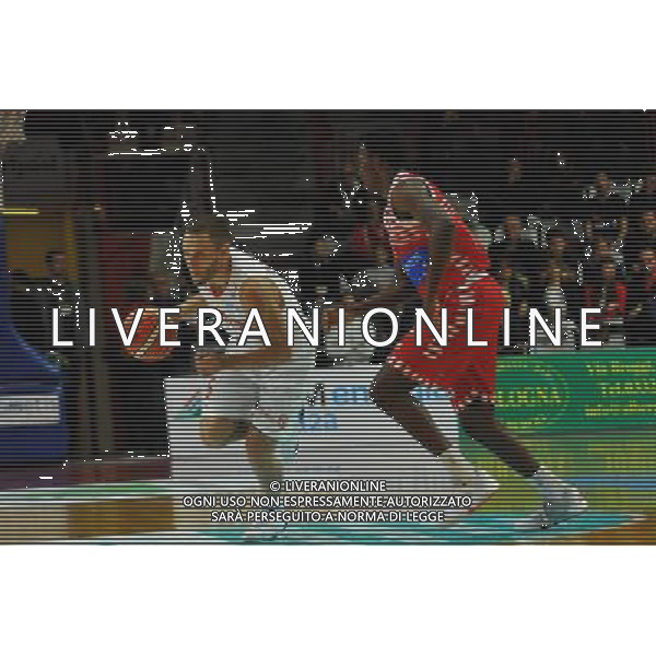 VARESE, CAMPIONATO DI BASKET SERIE A, OPENJOBMETIS VARESE VS CONSULTINVEST PESARO, 18 OTTOBRE 2015, NELLA FOTO: VARANAUSKAS OVIDIJUS Â©IEMMI/ AGENZIA ALDO LIVERANI SAS