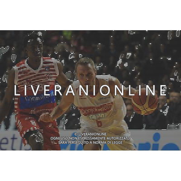 VARESE, CAMPIONATO DI BASKET SERIE A, OPENJOBMETIS VARESE VS CONSULTINVEST PESARO, 18 OTTOBRE 2015, NELLA FOTO: VARANAUSKAS VS CHRISTON SEMAJ Â©IEMMI/ AGENZIA ALDO LIVERANI SAS