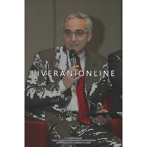 MILANO 7/2/2005 ASSOLOMBARDA VIA PANTANO, 9 TAVOLA ROTONDA. -COMUNICAZIONE SOCIALE- E PREMIO GIORNALISMO PER IL SOCIALE NELLA FOTO DARIO DI VICO DIRETTORE DEL CORRIERE DELLA SERA FOTO ROMANO/AG ALDO LIVERANI