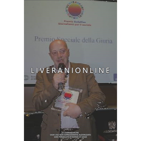MILANO 7/2/2005 ASSOLOMBARDA VIA PANTANO, 9 TAVOLA ROTONDA. -COMUNICAZIONE SOCIALE- E PREMIO GIORNALISMO PER IL SOCIALE NELLA FOTO TONI CAPUOZZO (GIORNALISTA) FOTO ROMANO/AG ALDO LIVERANI