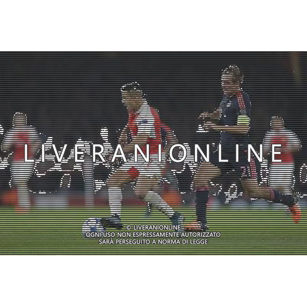Arsenal\'s Alexis Sanchez holds off the challenge from Bayern Munich\'s Philipp Lahm Photographer Craig Mercer/CameraSport Football - UEFA Champions League Group F - Arsenal v Bayern Munich - Tuesday 20th October 2015 - The Emirates Stadium - London - Â© CameraSport - 43 Linden Ave. Countesthorpe. Leicester. England. LE8 5PG - Tel: +44 (0) 116 277 4147 - admin@camerasport.com - www.camerasport.com/AGENZIA ALDO LIVERANI SAS - ITALY ONLY EDITORIAL USE ONLY