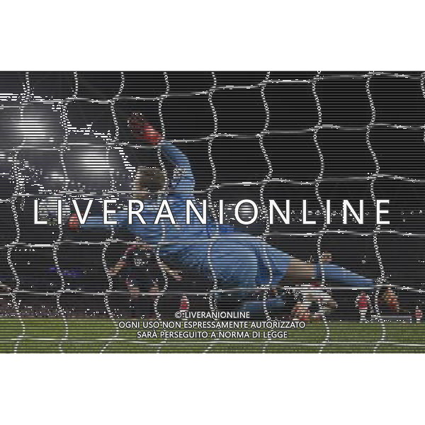 Bayern Munich\'s Manuel Neuer makes a great save from a shot by Arsenal\'s Theo Walcott Photographer Craig Mercer/CameraSport Football - UEFA Champions League Group F - Arsenal v Bayern Munich - Tuesday 20th October 2015 - The Emirates Stadium - London - Â© CameraSport - 43 Linden Ave. Countesthorpe. Leicester. England. LE8 5PG - Tel: +44 (0) 116 277 4147 - admin@camerasport.com - www.camerasport.com/AGENZIA ALDO LIVERANI SAS - ITALY ONLY EDITORIAL USE ONLY