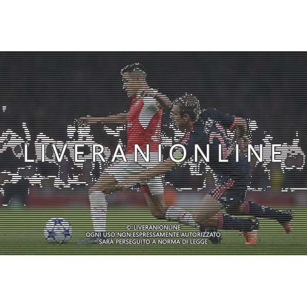 Arsenal\'s Alexis Sanchez beats the challenge of Bayern Munich\'s Philipp Lahm Photographer Craig Mercer/CameraSport Football - UEFA Champions League Group F - Arsenal v Bayern Munich - Tuesday 20th October 2015 - The Emirates Stadium - London - Â© CameraSport - 43 Linden Ave. Countesthorpe. Leicester. England. LE8 5PG - Tel: +44 (0) 116 277 4147 - admin@camerasport.com - www.camerasport.com/AGENZIA ALDO LIVERANI SAS - ITALY ONLY EDITORIAL USE ONLY