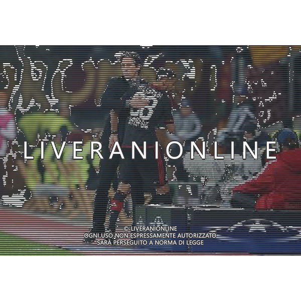 firo Fu§ball,Fussball, 20.10.2015 Champions League Achtelfinale Hinspiel 2014/2015 Bayer Leverkusen - AS Roma 4:4 Auswechslung Karim Bellarabi durch Trainer Roger Schmidt $worldrightsEs gelten unsere AGB, einsehbar auf www.firosportphoto.de copyright by firo sportphoto:/AGENZIA ALDO LIVERANI SAS - ITALY ONLY EDITORIAL USE ONLY