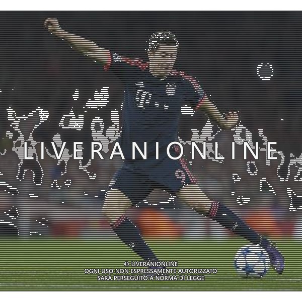 Bayern Munich\'s Robert Lewandowski takes a shot at goal Photographer Craig Mercer/CameraSport Football - UEFA Champions League Group F - Arsenal v Bayern Munich - Tuesday 20th October 2015 - The Emirates Stadium - London - Â© CameraSport - 43 Linden Ave. Countesthorpe. Leicester. England. LE8 5PG - Tel: +44 (0) 116 277 4147 - admin@camerasport.com - www.camerasport.com/AGENZIA ALDO LIVERANI SAS - ITALY ONLY EDITORIAL USE ONLY