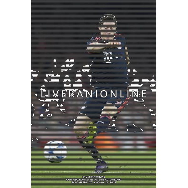 Bayern Munich\'s Robert Lewandowski takes a shot at goal Photographer Craig Mercer/CameraSport Football - UEFA Champions League Group F - Arsenal v Bayern Munich - Tuesday 20th October 2015 - The Emirates Stadium - London - Â© CameraSport - 43 Linden Ave. Countesthorpe. Leicester. England. LE8 5PG - Tel: +44 (0) 116 277 4147 - admin@camerasport.com - www.camerasport.com/AGENZIA ALDO LIVERANI SAS - ITALY ONLY EDITORIAL USE ONLY