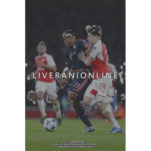 Bayern Munich\'s Douglas Costa holds off the challenge from Arsenal\'s Hector Bellerin Photographer Craig Mercer/CameraSport Football - UEFA Champions League Group F - Arsenal v Bayern Munich - Tuesday 20th October 2015 - The Emirates Stadium - London - Â© CameraSport - 43 Linden Ave. Countesthorpe. Leicester. England. LE8 5PG - Tel: +44 (0) 116 277 4147 - admin@camerasport.com - www.camerasport.com/AGENZIA ALDO LIVERANI SAS - ITALY ONLY EDITORIAL USE ONLY