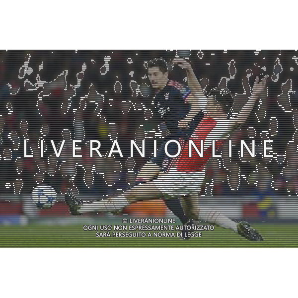 Arsenal\'s Laurent Koscielny attempts to block the shot of Bayern Munich\'s Robert Lewandowski Photographer Craig Mercer/CameraSport Football - UEFA Champions League Group F - Arsenal v Bayern Munich - Tuesday 20th October 2015 - The Emirates Stadium - London - Â© CameraSport - 43 Linden Ave. Countesthorpe. Leicester. England. LE8 5PG - Tel: +44 (0) 116 277 4147 - admin@camerasport.com - www.camerasport.com/AGENZIA ALDO LIVERANI SAS - ITALY ONLY EDITORIAL USE ONLY
