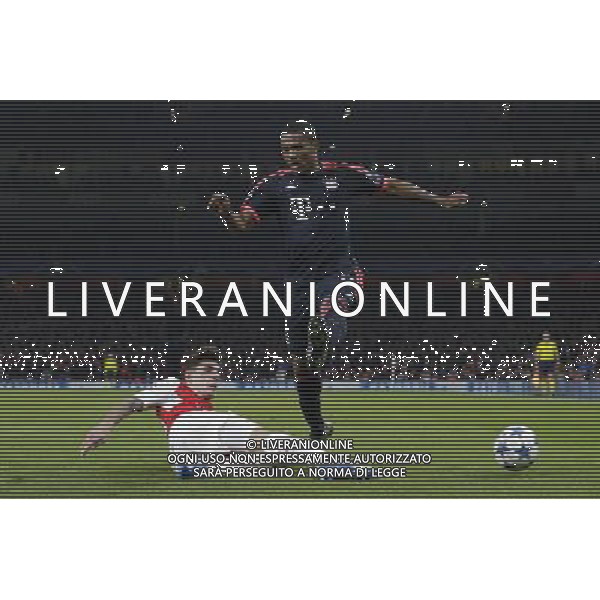 Arsenal\'s Hector Bellerin with a timely challenge on Bayern Munich\'s Douglas Costa Photographer Craig Mercer/CameraSport Football - UEFA Champions League Group F - Arsenal v Bayern Munich - Tuesday 20th October 2015 - The Emirates Stadium - London - Â© CameraSport - 43 Linden Ave. Countesthorpe. Leicester. England. LE8 5PG - Tel: +44 (0) 116 277 4147 - admin@camerasport.com - www.camerasport.com/AGENZIA ALDO LIVERANI SAS - ITALY ONLY EDITORIAL USE ONLY