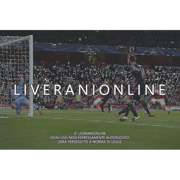 Bayern Munich\'s Manuel Neuer pulls off a great reaction save from a shot by Arsenal\'s Theo Walcott Photographer Craig Mercer/CameraSport Football - UEFA Champions League Group F - Arsenal v Bayern Munich - Tuesday 20th October 2015 - The Emirates Stadium - London - Â© CameraSport - 43 Linden Ave. Countesthorpe. Leicester. England. LE8 5PG - Tel: +44 (0) 116 277 4147 - admin@camerasport.com - www.camerasport.com/AGENZIA ALDO LIVERANI SAS - ITALY ONLY EDITORIAL USE ONLY