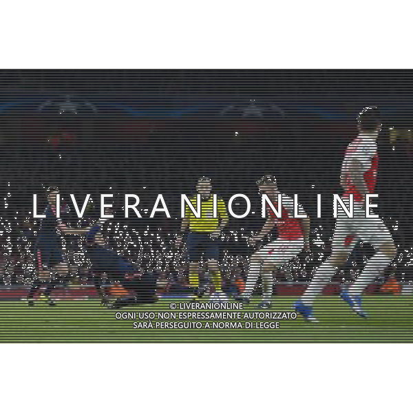 Bayern Munich\'s Thiago Alcantara dives in with a challenge on Arsenal\'s Aaron Ramsey Photographer Craig Mercer/CameraSport Football - UEFA Champions League Group F - Arsenal v Bayern Munich - Tuesday 20th October 2015 - The Emirates Stadium - London - Â© CameraSport - 43 Linden Ave. Countesthorpe. Leicester. England. LE8 5PG - Tel: +44 (0) 116 277 4147 - admin@camerasport.com - www.camerasport.com/AGENZIA ALDO LIVERANI SAS - ITALY ONLY EDITORIAL USE ONLY
