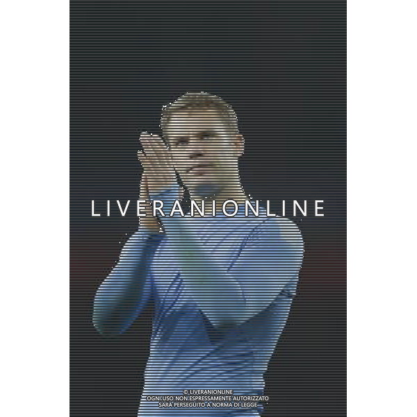 Bayern Munich\'s Manuel Neuer applauds the away fans at the final whistle Photographer Craig Mercer/CameraSport Football - UEFA Champions League Group F - Arsenal v Bayern Munich - Tuesday 20th October 2015 - The Emirates Stadium - London - Â© CameraSport - 43 Linden Ave. Countesthorpe. Leicester. England. LE8 5PG - Tel: +44 (0) 116 277 4147 - admin@camerasport.com - www.camerasport.com/AGENZIA ALDO LIVERANI SAS - ITALY ONLY EDITORIAL USE ONLY
