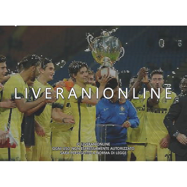 XXIV Trofeo Luigi Berlusconi Milano - 21.10.2015 Milan-Inter Nella Foto:dodo\' alza il trofeo berlusconi /Ph.Vitez-Ag. Aldo Liverani