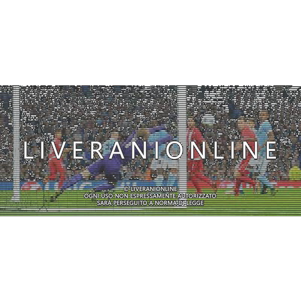 Manchester City\'s Joe Hart makes a save Photographer Dave Howarth/CameraSport Football - UEFA Champions League Group D - Manchester City v Sevilla - Wednesday 21st October 2015 - Etihad Stadium - Manchester - © CameraSport - 43 Linden Ave. Countesthorpe. Leicester. England. LE8 5PG - Tel: +44 (0) 116 277 4147 - admin@camerasport.com - www.camerasport.com /AGENZIA ALDO LIVERANI SAS - italy only - editorial use only