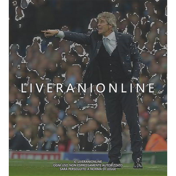 Manchester City\'s Manager Manuel Pellegrini shouts instructions to his team from the dug-out Photographer Dave Howarth/CameraSport Football - UEFA Champions League Group D - Manchester City v Sevilla - Wednesday 21st October 2015 - Etihad Stadium - Manchester - © CameraSport - 43 Linden Ave. Countesthorpe. Leicester. England. LE8 5PG - Tel: +44 (0) 116 277 4147 - admin@camerasport.com - www.camerasport.com/AGENZIA ALDO LIVERANI SAS - ITALY ONLY EDITORIAL USE ONLY