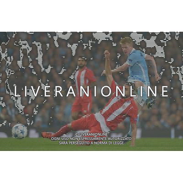 Manchester City\'s Kevin De Bruyne fires in a shot Photographer Dave Howarth/CameraSport Football - UEFA Champions League Group D - Manchester City v Sevilla - Wednesday 21st October 2015 - Etihad Stadium - Manchester - © CameraSport - 43 Linden Ave. Countesthorpe. Leicester. England. LE8 5PG - Tel: +44 (0) 116 277 4147 - admin@camerasport.com - www.camerasport.com/AGENZIA ALDO LIVERANI SAS - ITALY ONLY EDITORIAL USE ONLY