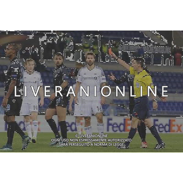 Roma - 22/10/2015 - Stadio Olimpico - UEFA Europa League 2015-2016 - Gruppo G - Lazio vs Rosenborg - nella foto: l\'arbitro Pawei Gil estrae il cartellino rosso per l\'espulsione di Mauricio / Ph. Fabrizio Corradetti - Ag. Aldo Liverani sas /AGENZIA ALDO LIVERANI SAS