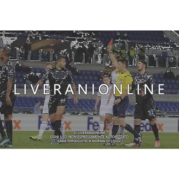 Roma - 22/10/2015 - Stadio Olimpico - UEFA Europa League 2015-2016 - Gruppo G - Lazio vs Rosenborg - nella foto: l\'arbitro Pawei Gil estrae il cartellino rosso per l\'espulsione di Mauricio / Ph. Fabrizio Corradetti - Ag. Aldo Liverani sas /AGENZIA ALDO LIVERANI SAS