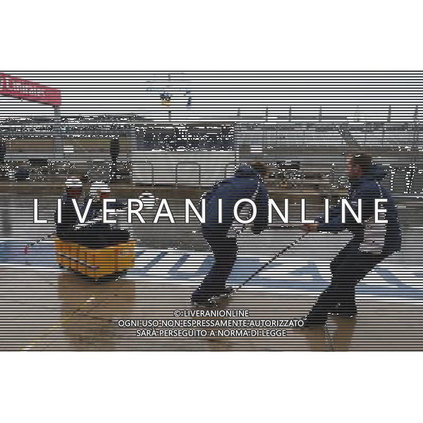 Williams mechanics practice their boating skills in the wet pit lane. 24.10.2015. Formula 1 World Championship, Rd 16, United States Grand Prix, Austin, Texas, USA, Qualifying Day. AG ALDO LIVERANI SAS ONLY ITALY