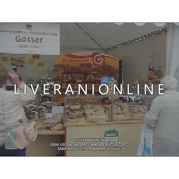 BRESSANONE OTTORE 2015 FESTA DEL PANE E DELLO STRUDEL NELLA FOTO LE VETRINE ALL APERTO CON I PRODOTTI DEL PANE LOCALE E STRUDEL AG ALDO LIVERANI SAS