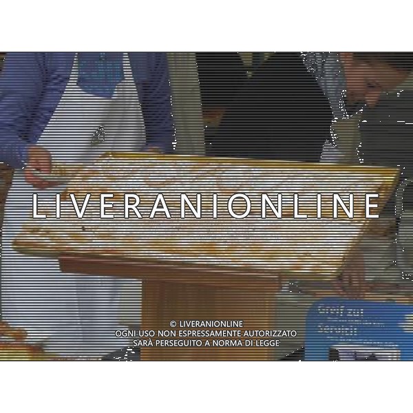BRESSANONE OTTORE 2015 FESTA DEL PANE E DELLO STRUDEL NELLA FOTO LE VETRINE ALL APERTO CON I PRODOTTI DEL PANE LOCALE E STRUDEL AG ALDO LIVERANI SAS