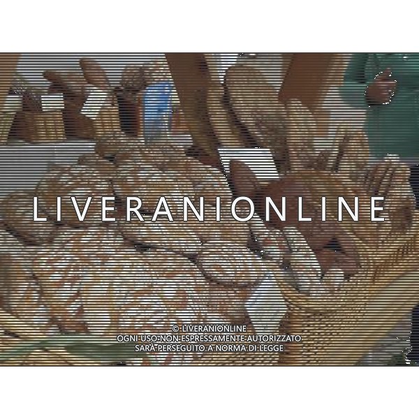 BRESSANONE OTTORE 2015 FESTA DEL PANE E DELLO STRUDEL NELLA FOTO LE VETRINE ALL APERTO CON I PRODOTTI DEL PANE LOCALE E STRUDEL AG ALDO LIVERANI SAS