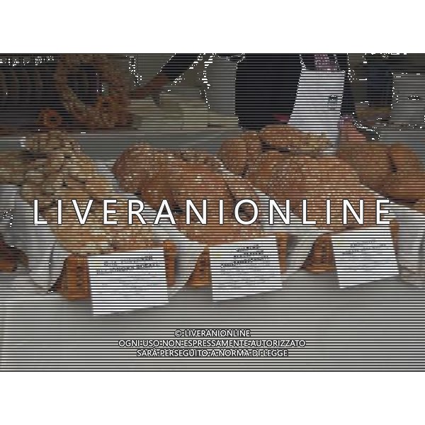 BRESSANONE OTTORE 2015 FESTA DEL PANE E DELLO STRUDEL NELLA FOTO LE VETRINE ALL APERTO CON I PRODOTTI DEL PANE LOCALE E STRUDEL AG ALDO LIVERANI SAS