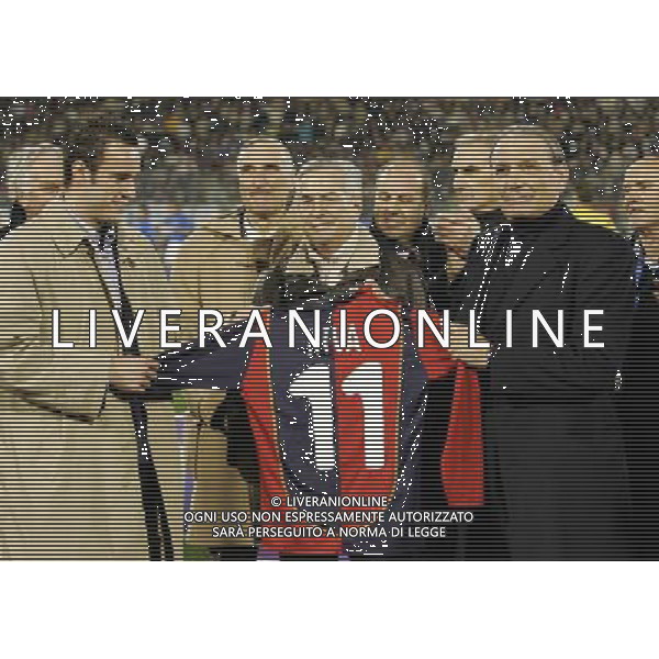 Cagliari 09/02/2005 Italia - Russia Nazionale Amichevole nella foto Gigi Riva con la sua maglia che verrˆ ritirata ph agenzia aldo liverani